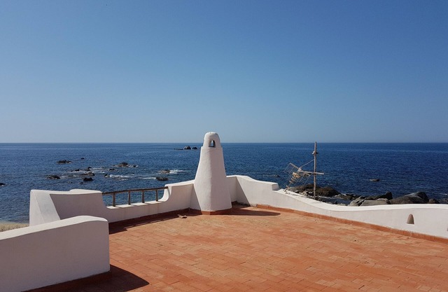 Posición dominante de la casa en el mar con jardín