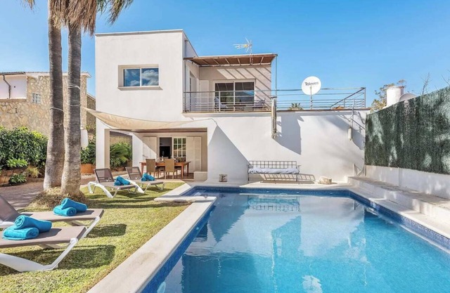 Casa con piscina y gran jardín