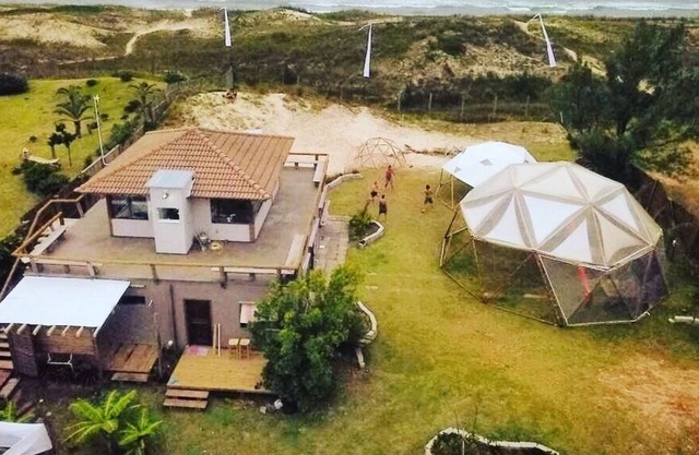 Casa de pie en la arena en Barra da Ibiraquera.