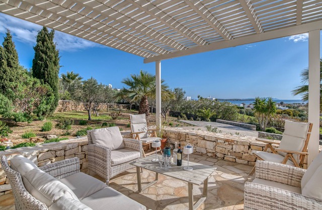 House Foínikas - Quiet area with Beach access
