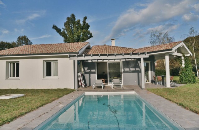 House for 6, swimming pool and garden