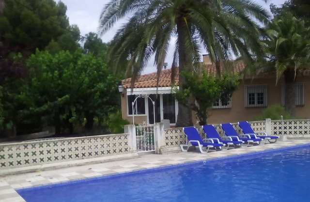 VILLA ENTREPINARES. 10 personas. Castalla Alicante. Piscina privada.