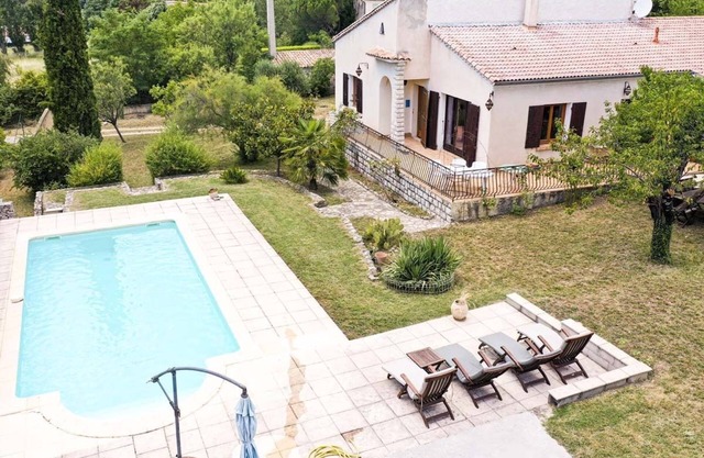 House for 10 people, garden with trees, private swimming pool.