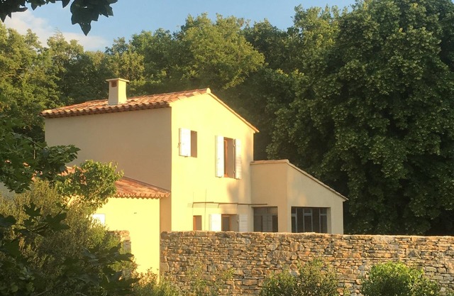 Casa con piscina a los pies del Luberon.