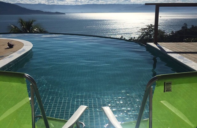 Casa Ilhabela (Siriúba 1 - Cond. Cerrada) con vistas al mar y cerca de la playa