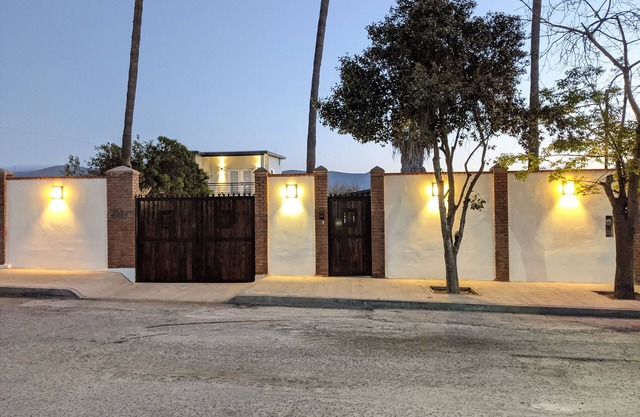 Casa con estacionamiento bordeado.