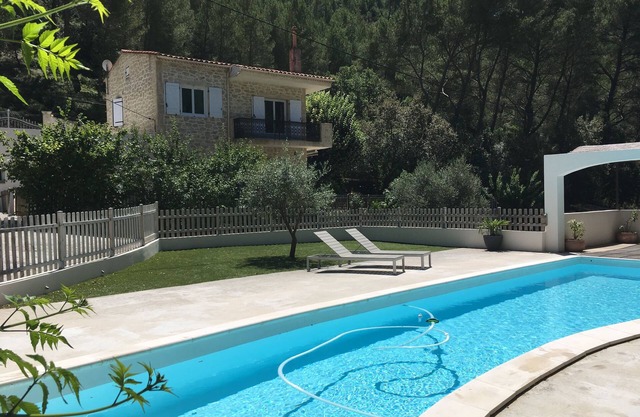Casa en Cuges les Pins, calma absoluta en la colina, con piscina