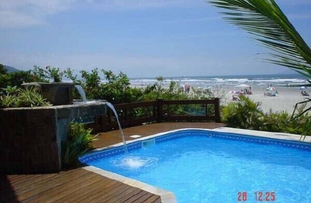 Casa en primera línea de mar con 5 suites, piscina, 3 habitaciones, comunidad cerrada