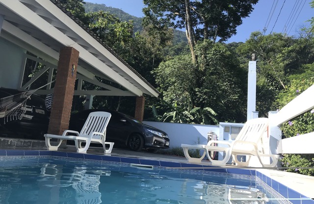 Casa en Guaecá - siete suites, con aire acondicionado en las habitaciones y piscina.
