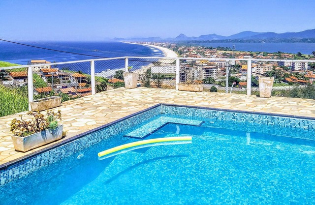 Casa en Ponta Negra con vistas de la playa, el lago y las montañas.