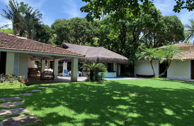 Casa en Praia da Armação, de pie sobre la arena en Ihabela.
