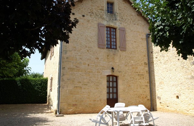 Casa en Proissans: Comodidad, Patio Cerrado, Cerca de Sarlat