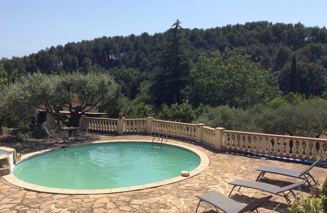 House in Provence, 15 minutes from the beach, 20 minutes from Aix and Marseille.