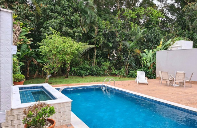Casa en Riviera, hermosa zona verde, 04 suites, piscina, barbacoa a 600 mts de la playa.