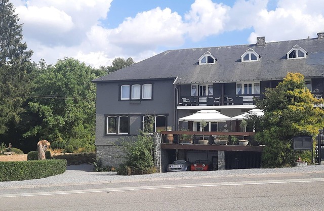 Casa en Rochefort con gran parque donde fluye el Ave
