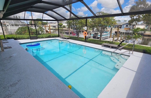 House in Tampa fl , 3-bedroom , 2 bathroom , pool