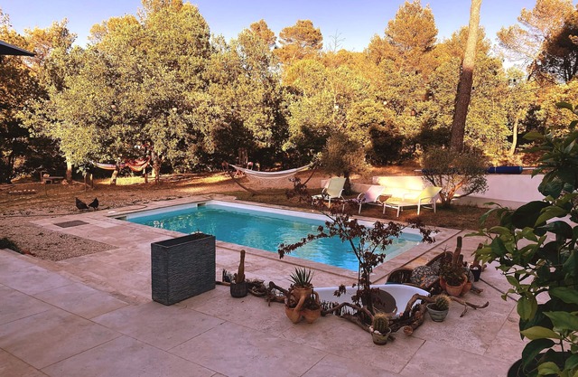 House in the forest, quiet, near Aix en Provence