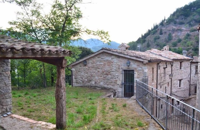 En el PUEBLO MEDIEVAL, INDEPENDIENTE con JARDÍN al pie del CASTILLO DE BRANCALEONI