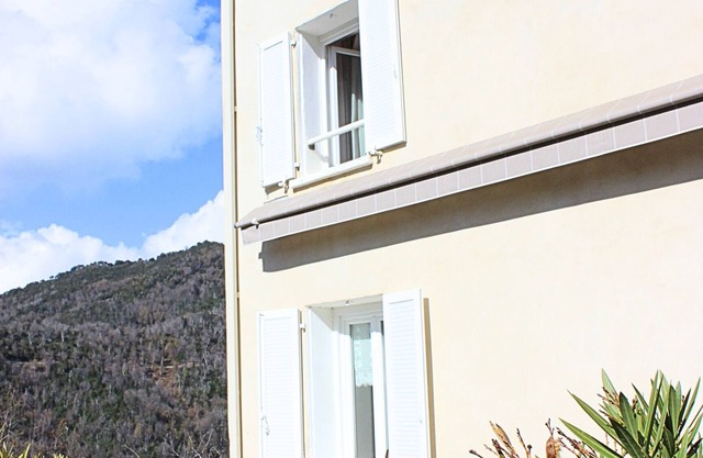House in the heart of the maquis in Milaria, river 10min away, beaches 20min away.