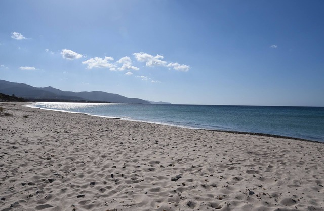 Casa al sol, a 3 minutos a pie de la playa, terraza con vista al mar.
