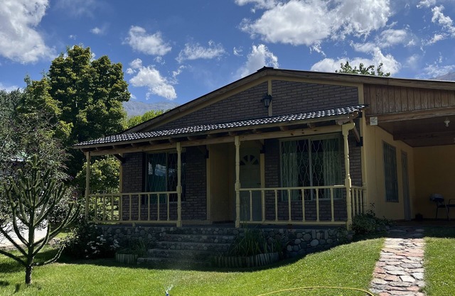 Casa en la montaña a pocos metros de hermoso arroyo.