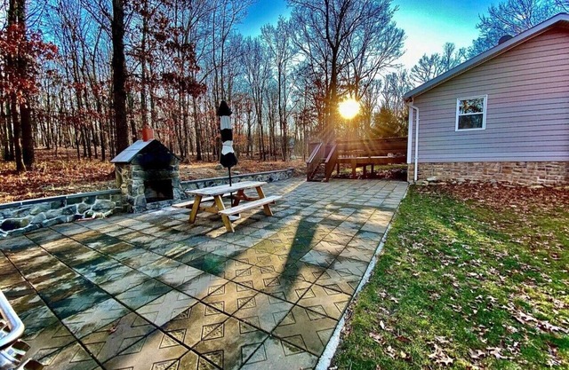 Tranquila casa de vacaciones para relajarse en el bosque.