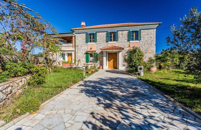100 años de antigüedad, renovado, 3 dormitorios, casa de lujo en la isla de Krk.