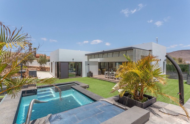 Casa 'Laian Branded Residensed' con piscina privada y aire acondicionado