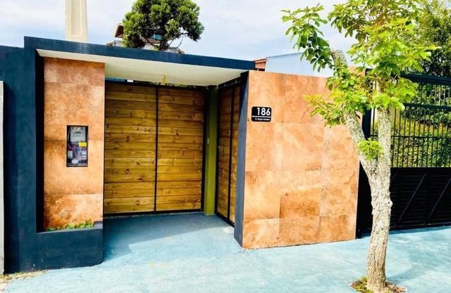 House near Florianópolis airport, with pool table and ample space!