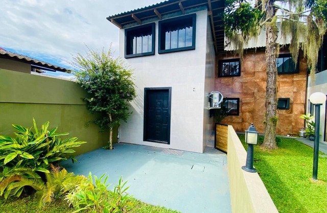 House near Floripa airport, with pool table and quiet neighborhood