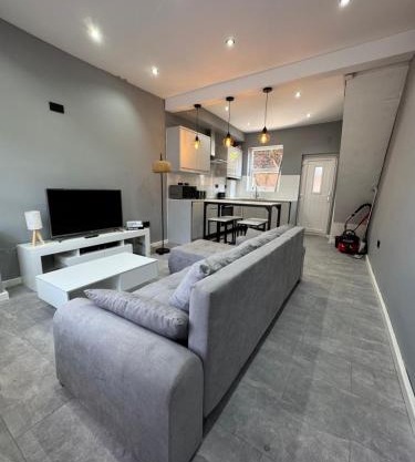 House Near Anfield - 10 Min Walk - Free Parking