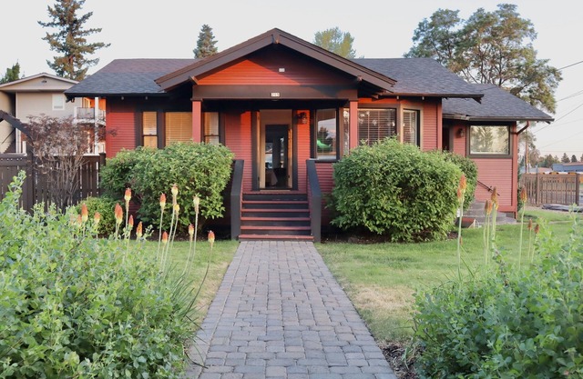 House near Old Mill District and Box Factory with Hot Tub & Fire Pit.