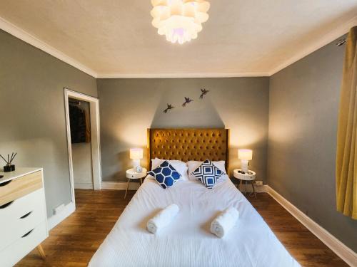 House near restaurants, park and pubs, perfect for pets!