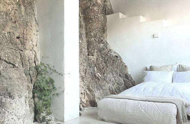 Casa No.45 está espectacularmente construida en la roca de El Tajo, Montejaque.