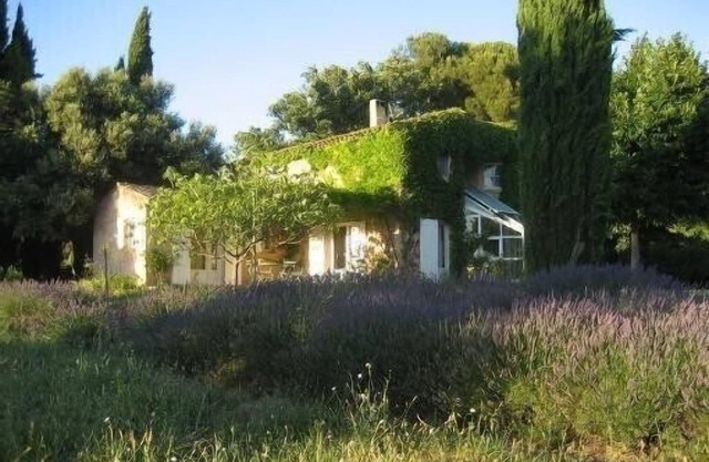 Casa con carácter, una piscina tranquila, en el medio de la campiña de Aix-en-Provence.