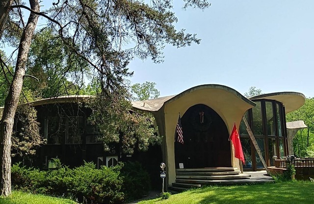 HOUSE OF THE FUTURE MANSION, 2 HUGE BEDROOMS w/ WiFi, AC in Woods of W. Lansing