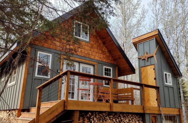 House of the Grouse - Charming River-side Cabin and Sauna!