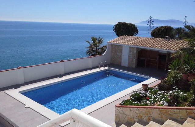 Casa sobre el Mediterráneo, piscina, BBQ Jardín , WiFi, aire acondicionado