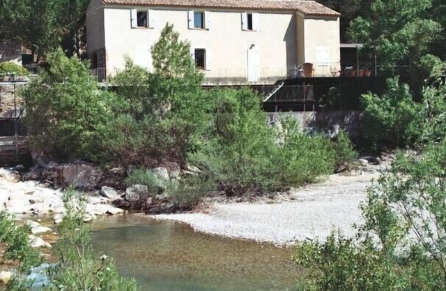 Casa en el lugar excepcional en el borde inmediato de río.