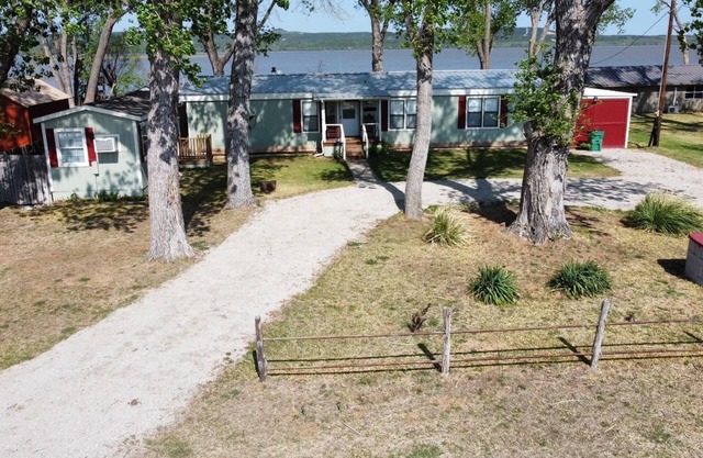 House on lake- Waterfront lake house on Possum Kingdom Lake