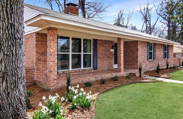 House on Main: Sleeps 6 + Ping Pong Table!