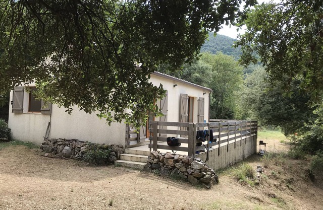 Casa en terreno elevado formado por 3 grandes restanques bordeados de árboles tranquilos.