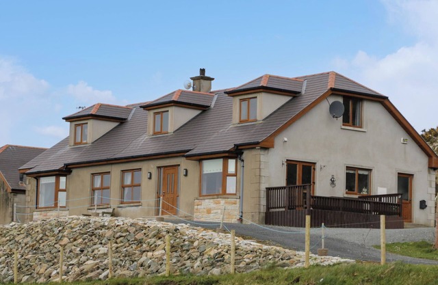 HOUSE ON RING FORT HILL, family friendly, with open fire in Downings