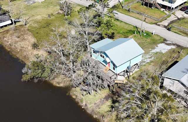 House on the Bayou. Bring your boat and relax!
