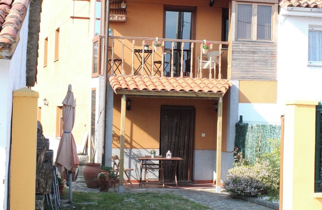 Casa en la playa, ideal para familias con jardín y aparcamiento privado.