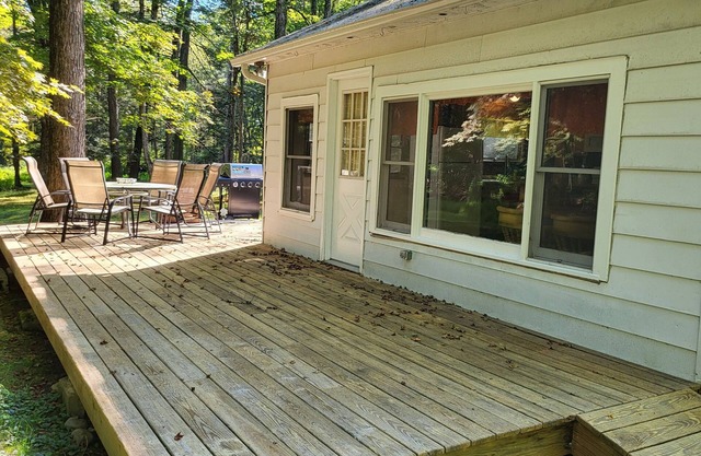 House on the Dingmans Creek. Cozy, quiet and relaxing. Close to Child's park.