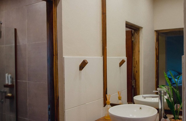 Casa en la chacra, con arroyo privado.