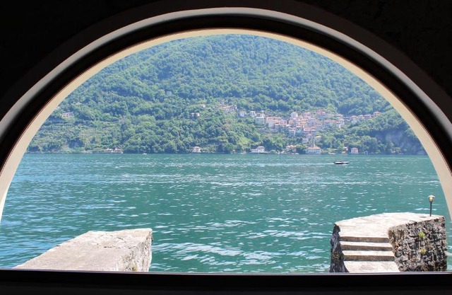 House on the lake shore of Laglio