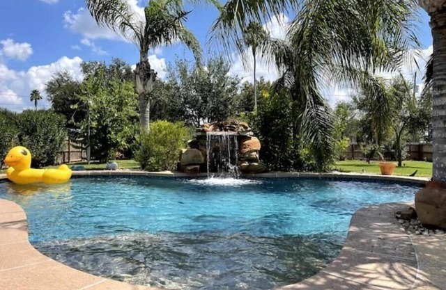 House on Vida Santa: Residential home with a pool!