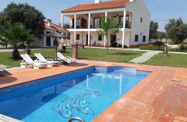 Casa con vistas a la piscina, ideal para familias.